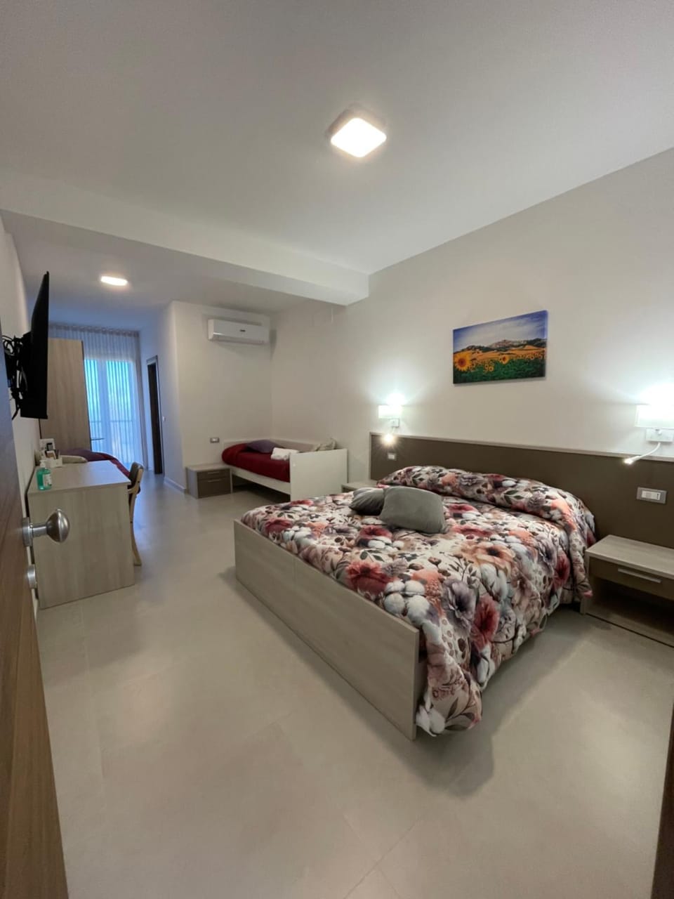 Bed, TV and multimedia, Photo of the whole room, Bedroom, air conditioner