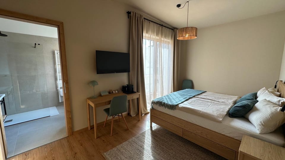 Bed, TV and multimedia, Photo of the whole room