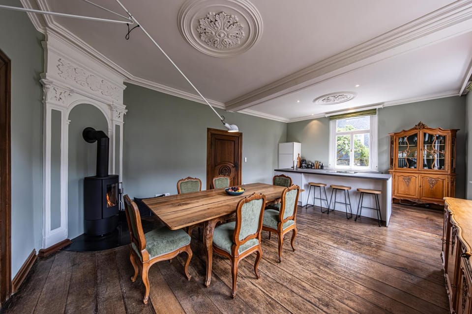 Kitchen or kitchenette, Seating area, Dining area, fireplace