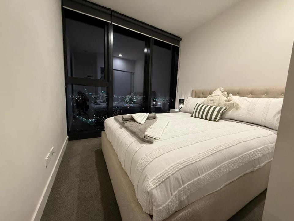 Bed, Photo of the whole room, Bedroom, City view, internet, towels, acessibility