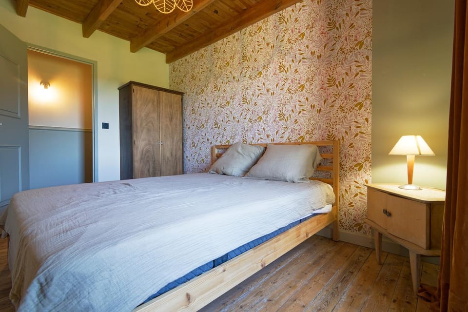 Photo of the whole room, Bedroom