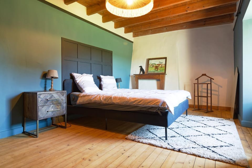 Photo of the whole room, Bedroom