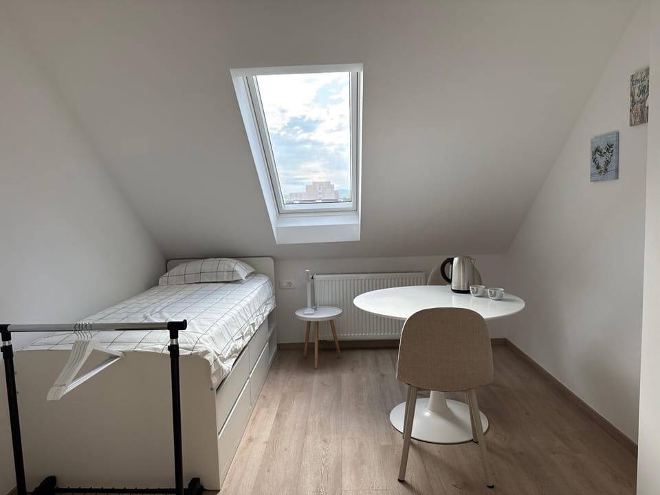 Bed, Coffee/tea facilities, Photo of the whole room, Seating area, Bedroom