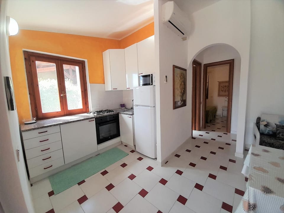 Kitchen or kitchenette, Dining area, stove
