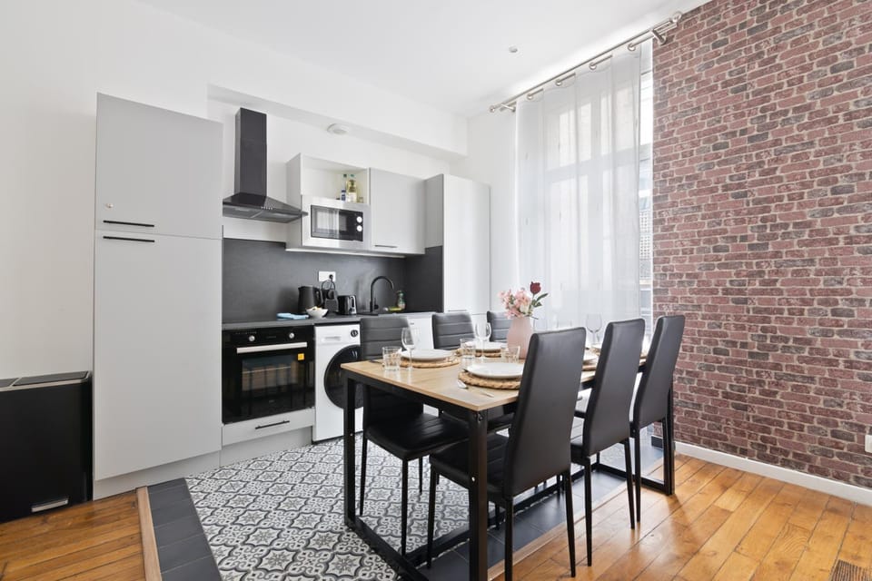 Kitchen or kitchenette, Dining area, oven, stove