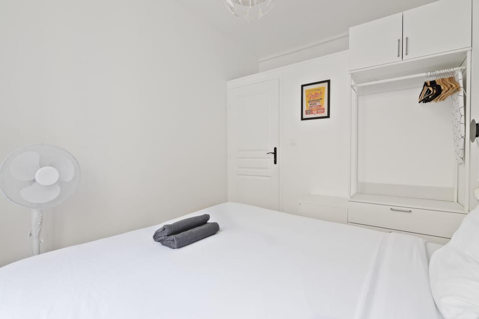 Bed, Bedroom, towels, wardrobe