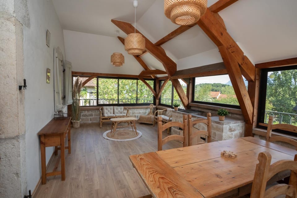 Living room, Seating area, Dining area, internet