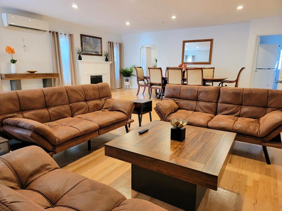 TV and multimedia, Living room, Seating area, Dining area