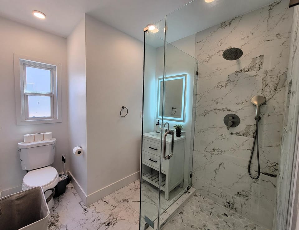 Shower, Toilet, Bathroom, towels