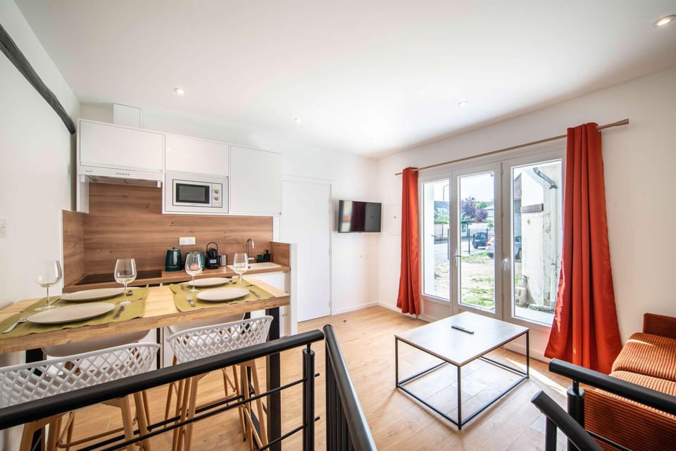 TV and multimedia, Kitchen or kitchenette, Living room, Seating area, Dining area