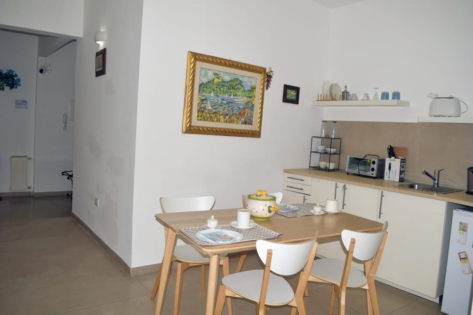 Coffee/tea facilities, Dining area, minibar, toaster