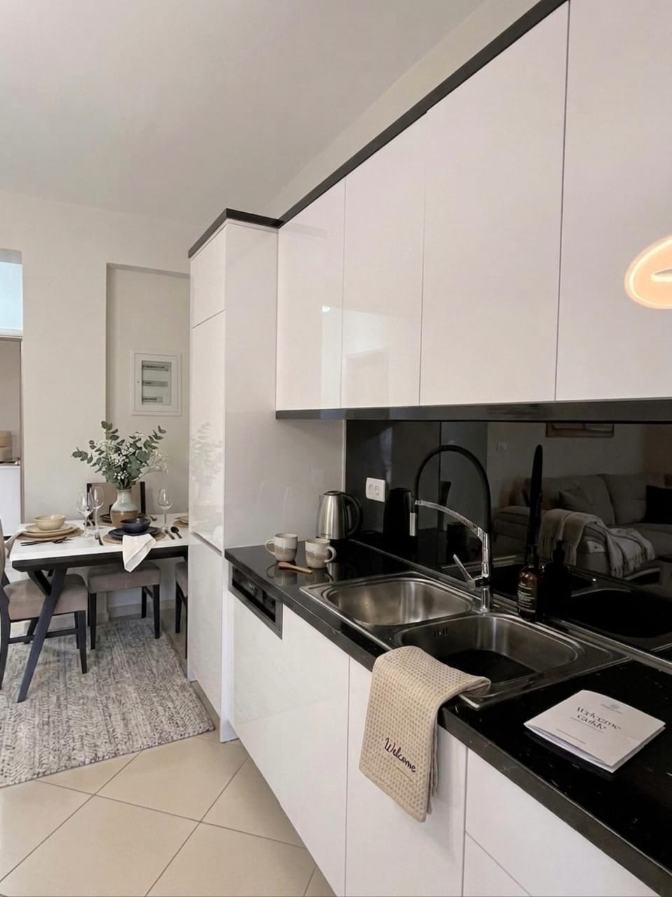 Kitchen or kitchenette, Dining area