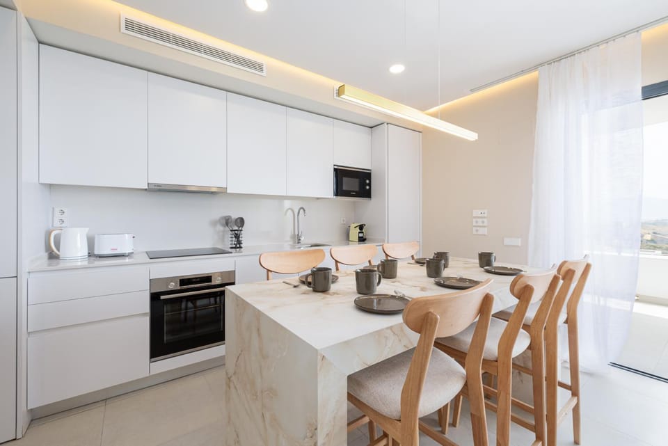 Kitchen or kitchenette, Dining area