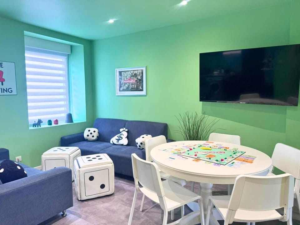 Communal lounge/ TV room, Living room, Seating area