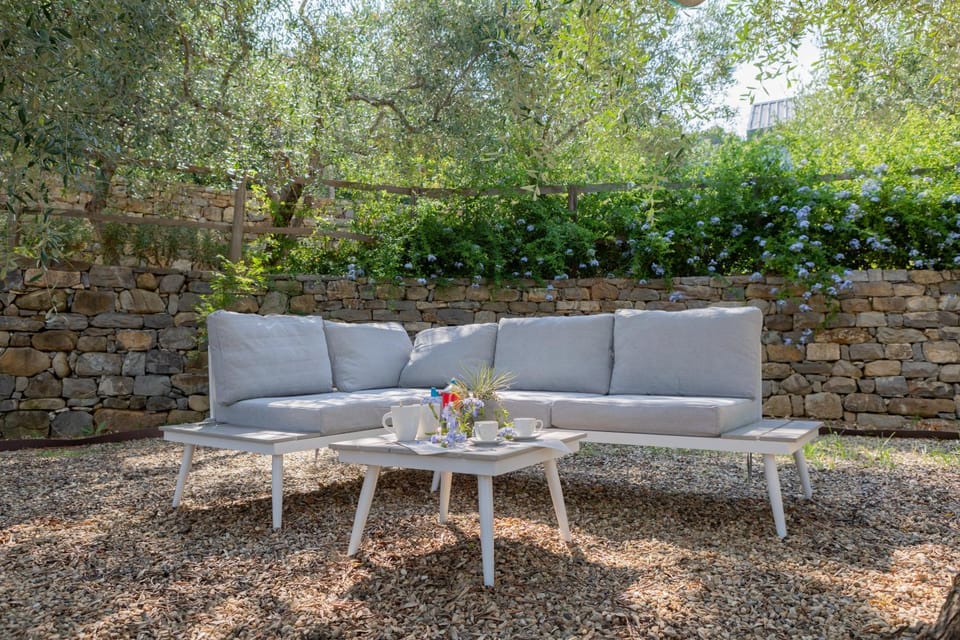 Patio, Day, Garden, Seating area, Dining area, Garden view