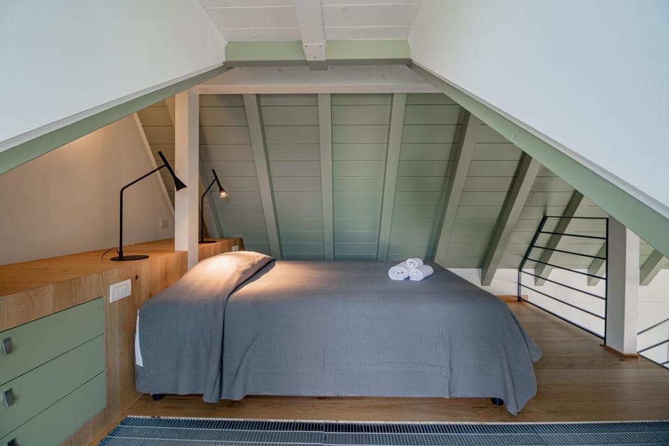 Bed, Photo of the whole room, Bedroom, towels