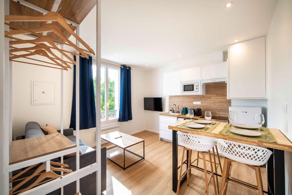 TV and multimedia, Kitchen or kitchenette, Living room, Seating area, stove