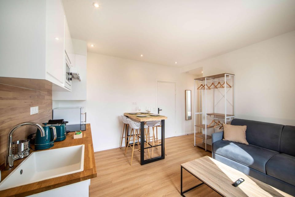 Kitchen or kitchenette, Living room, Seating area, Dining area