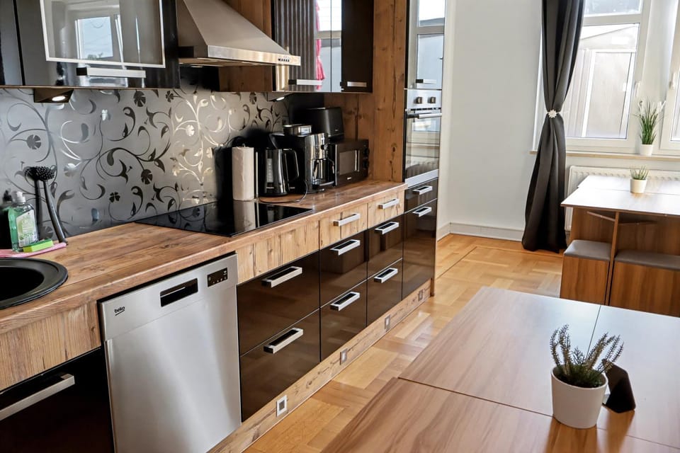 Property building, Coffee/tea facilities, Kitchen or kitchenette, dishwasher, minibar, oven, stove, toaster