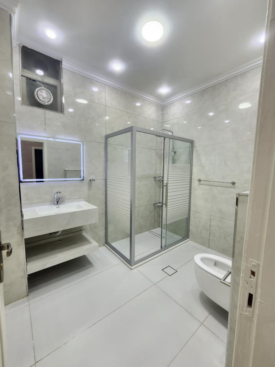 Shower, Toilet, Bathroom, towels