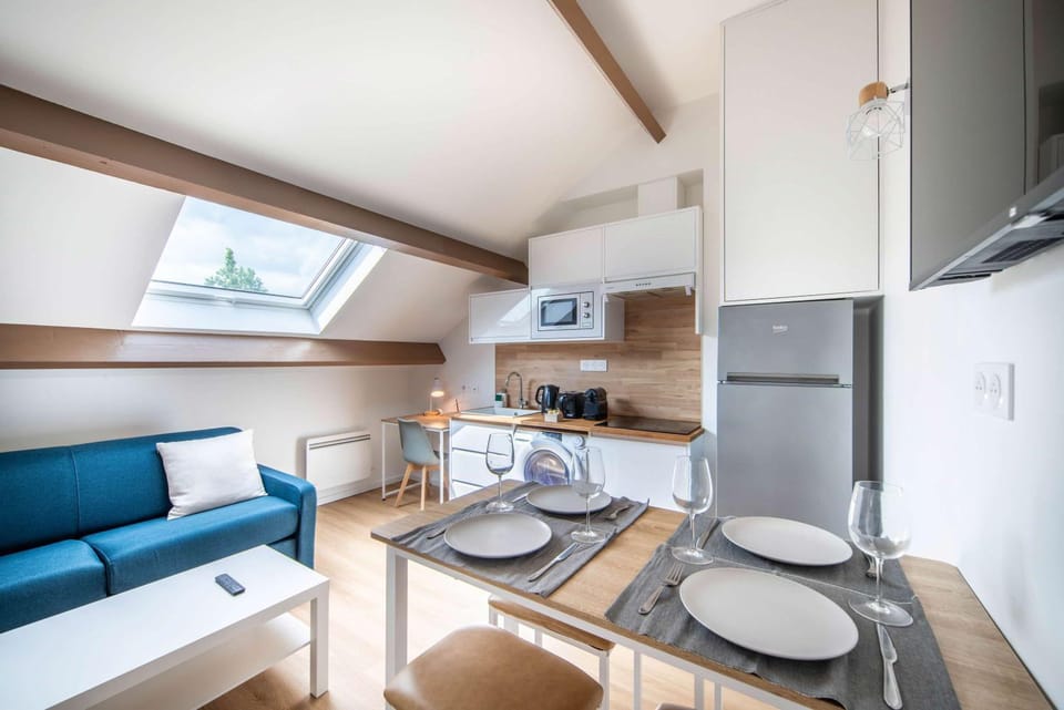 Kitchen or kitchenette, Living room, Seating area, Dining area, stove