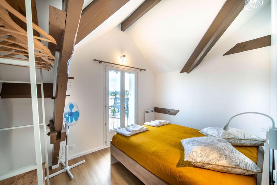 Bed, Bedroom, bunk bed, towels