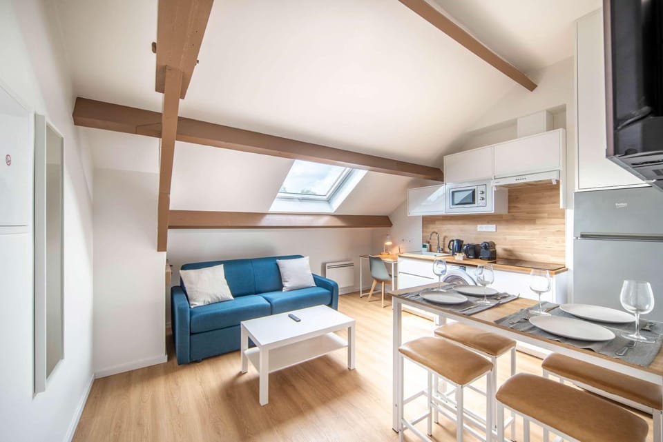 TV and multimedia, Kitchen or kitchenette, Living room, Seating area, Dining area