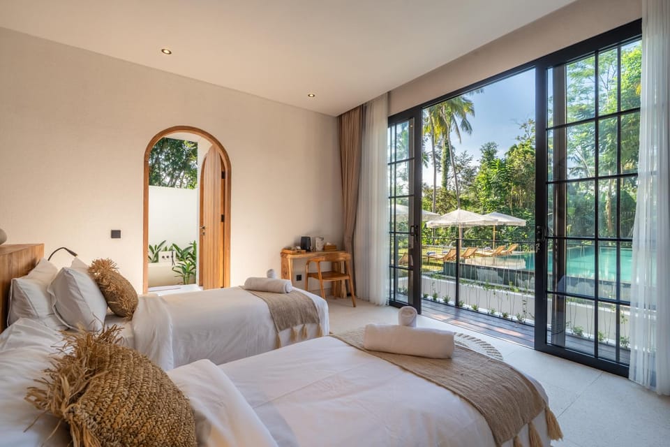 Photo of the whole room, Swimming pool