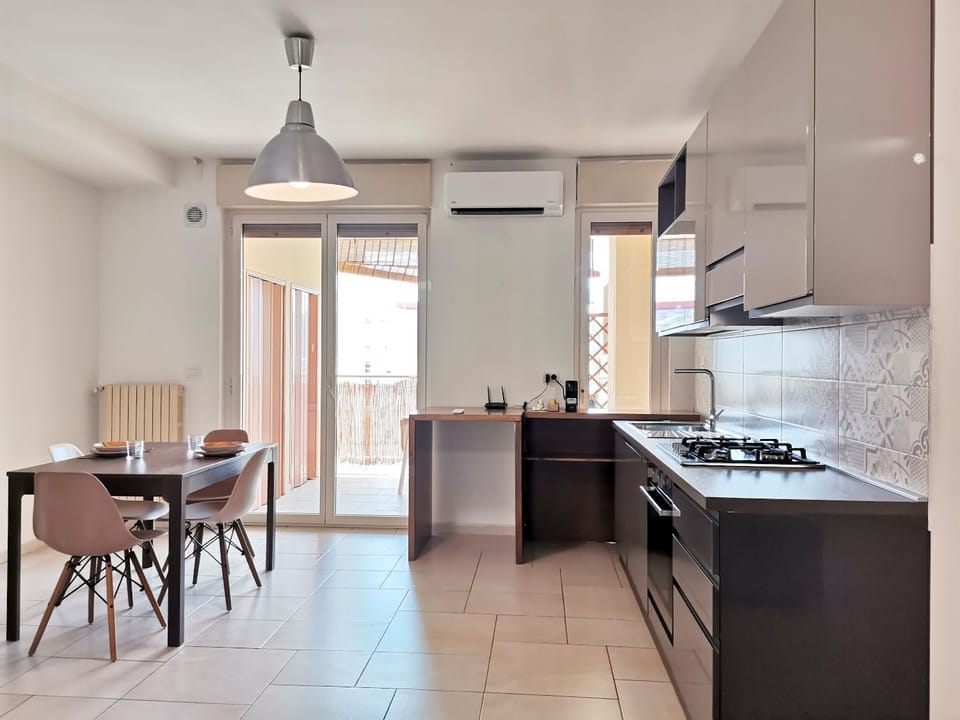 Kitchen or kitchenette, Dining area, stove