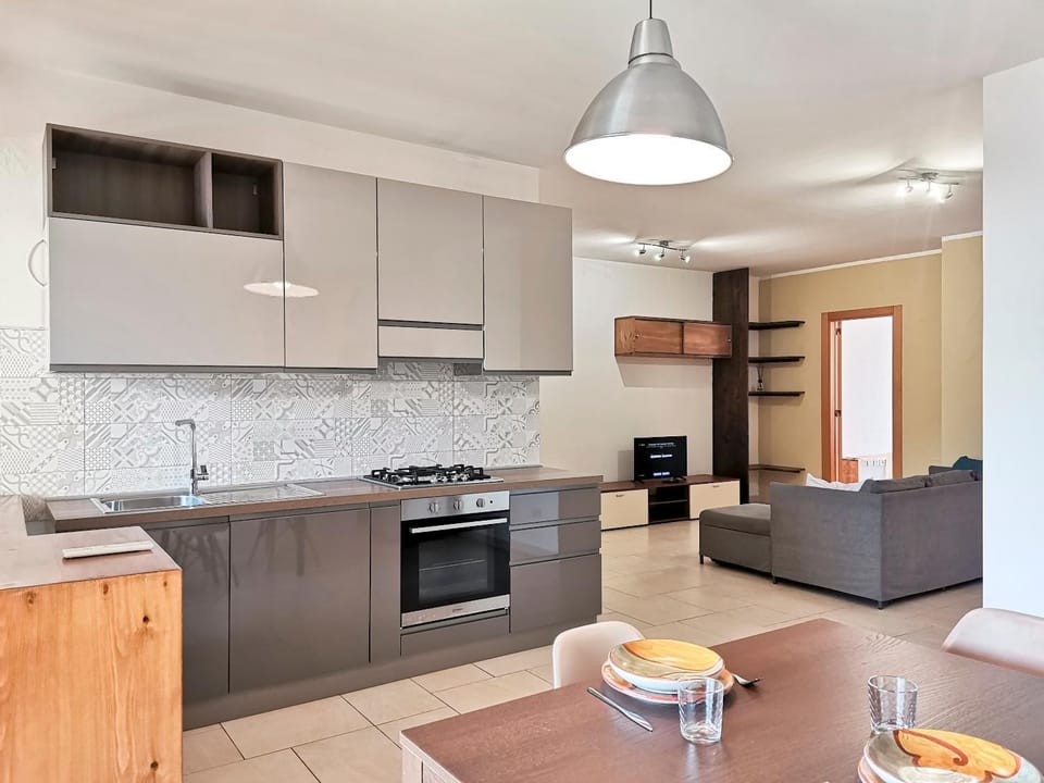 Kitchen or kitchenette, Dining area, oven, stove