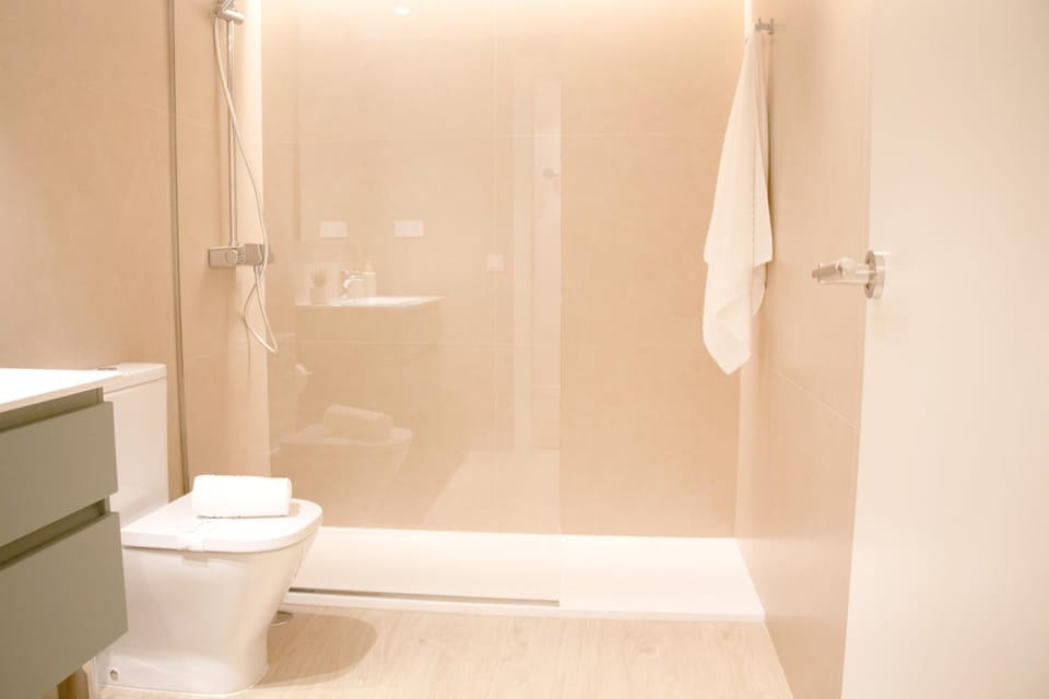 Shower, Toilet, Bathroom, towels