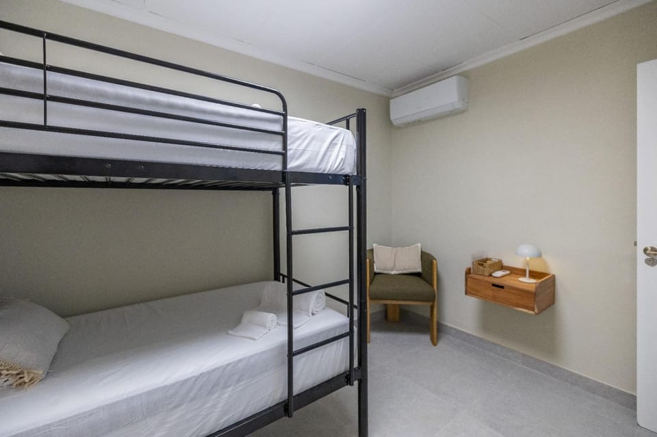 Photo of the whole room, bunk bed, towels