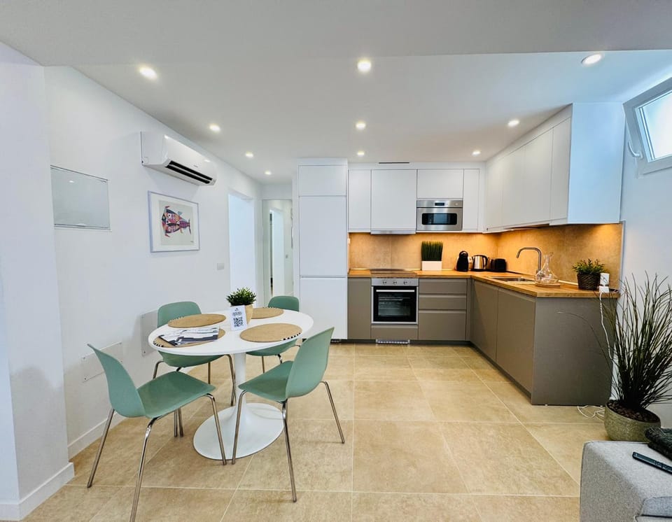 Coffee/tea facilities, Kitchen or kitchenette, Dining area, oven, stove, toaster, air conditioner