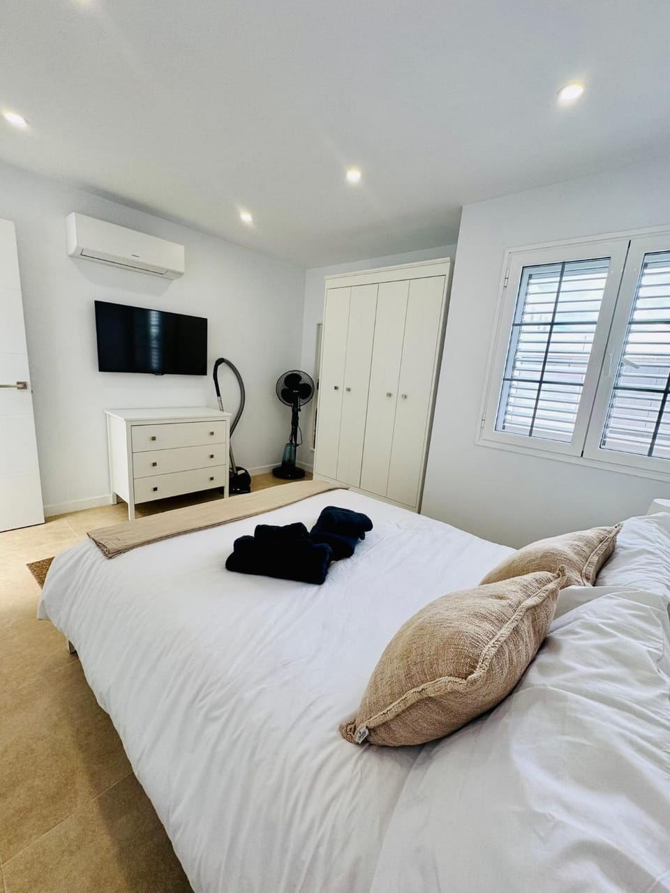 Bed, TV and multimedia, Bedroom, towels, wardrobe