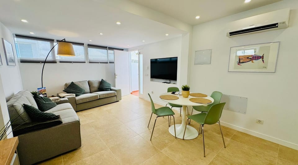 TV and multimedia, Living room, Seating area, Dining area, air conditioner