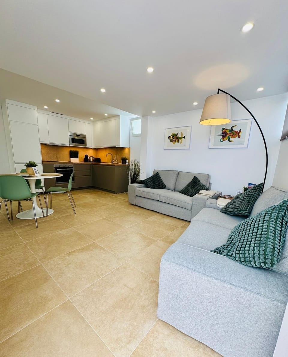 Kitchen or kitchenette, Living room, Seating area, Dining area, stove