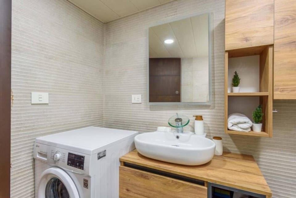 Bathroom, towels, washing machine