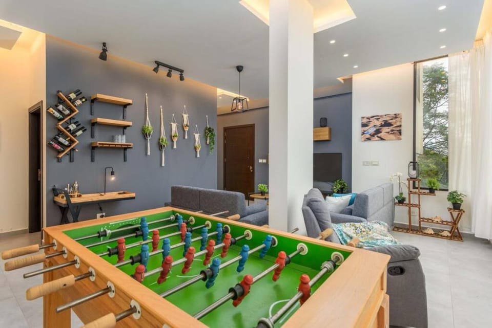 Billiard, Game Room, TV and multimedia, View (from property/room), Decorative detail, Seating area