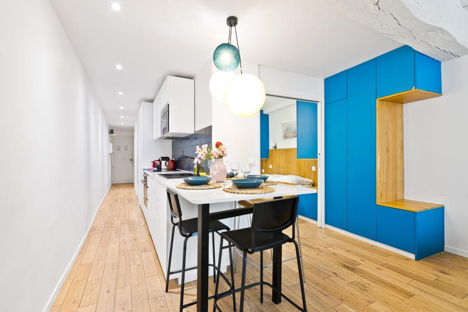 Kitchen or kitchenette, Seating area, Dining area, oven, stove