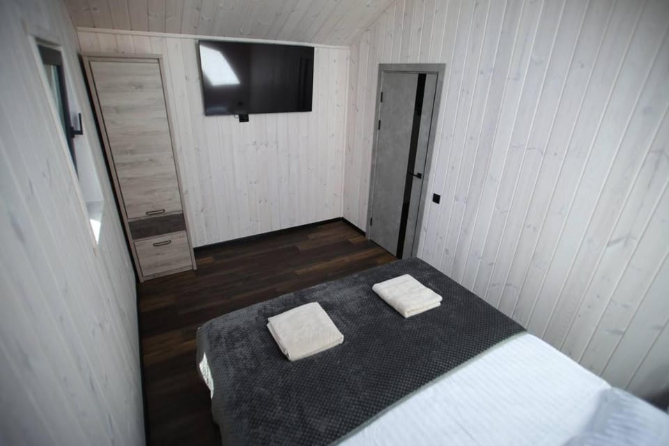 Bed, TV and multimedia, Photo of the whole room, Bedroom, towels, wardrobe