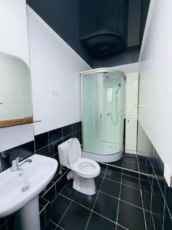 Shower, Toilet