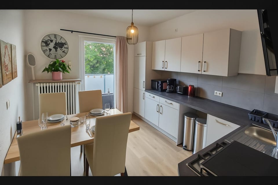 Kitchen or kitchenette, Dining area, stove, toaster