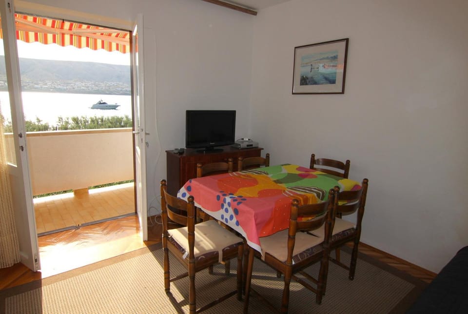 TV and multimedia, Seating area, Dining area