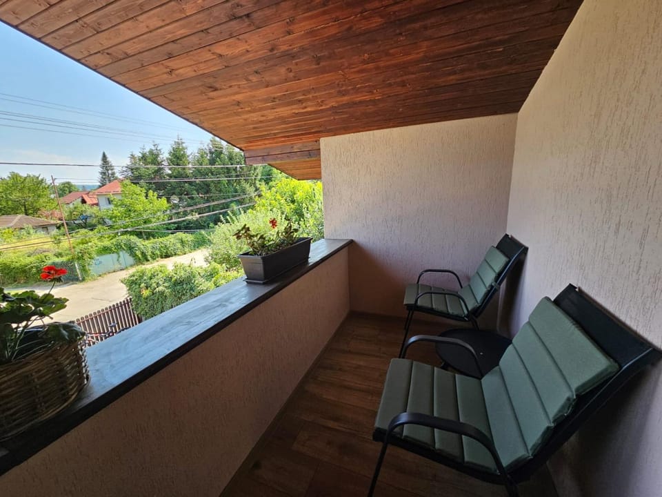 Lemon House House in Prahova, Romania