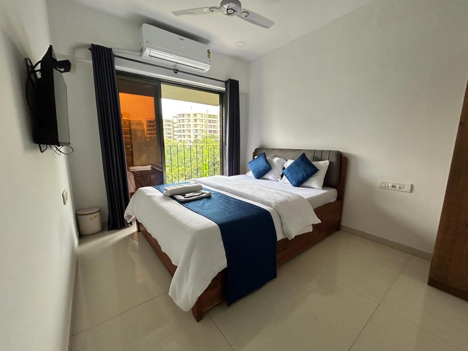 Bed, TV and multimedia, Photo of the whole room, Bedroom
