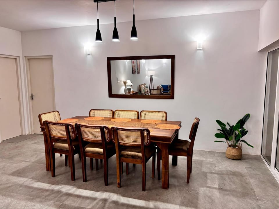 Seating area, Dining area