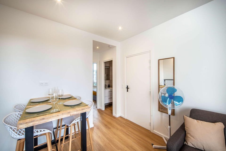 Kitchen or kitchenette, Seating area, Dining area