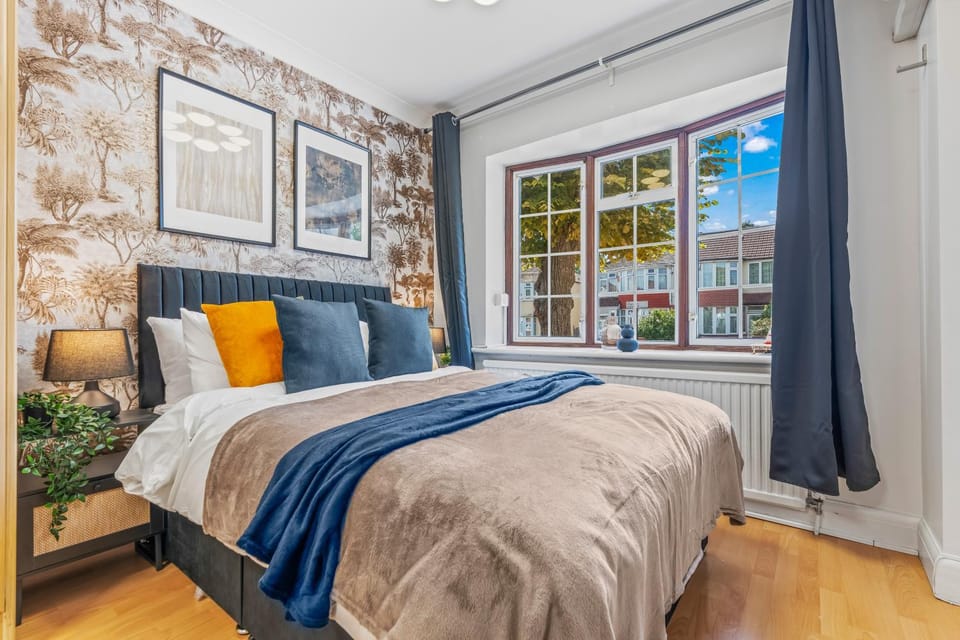 Perivale Grand 6-Bedroom Retreat - Pool Table House in London Borough of Ealing