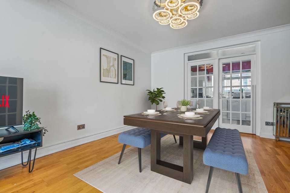 Perivale Grand 6-Bedroom Retreat - Pool Table House in London Borough of Ealing