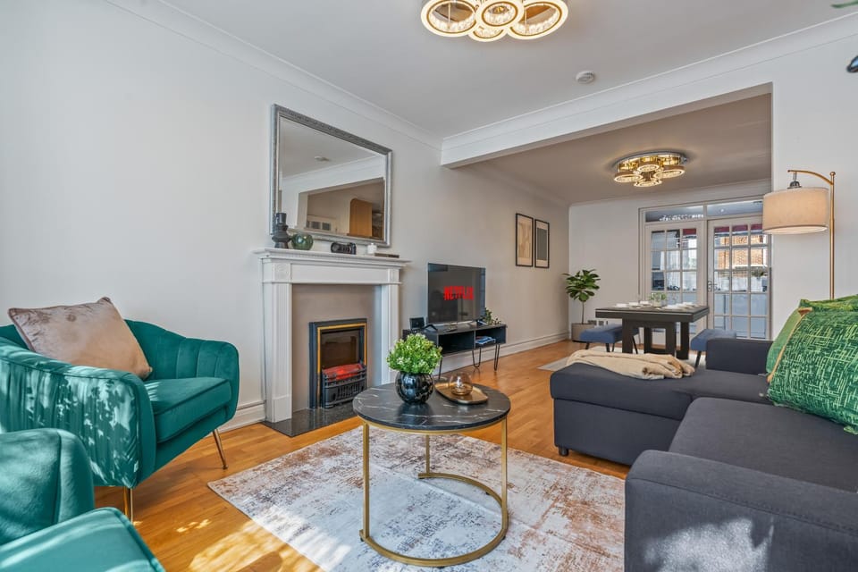 Perivale Grand 6-Bedroom Retreat - Pool Table House in London Borough of Ealing